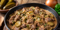 Говядина с солеными огурцами и сметанным соусом: рецепт для уютного ужина